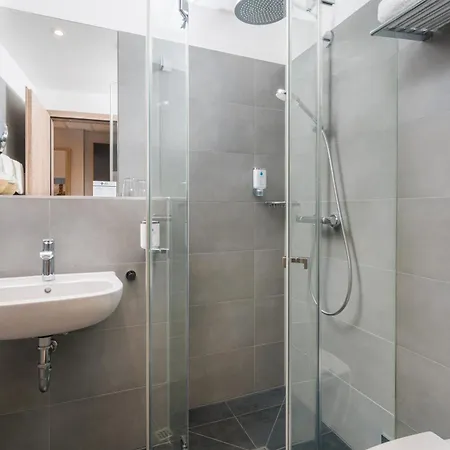 Western Kantstrasse 4* 베를린